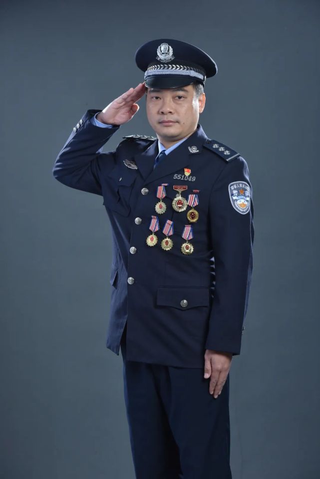 榜样龙启淬荣获全国特级优秀人民警察网络犯罪的克星