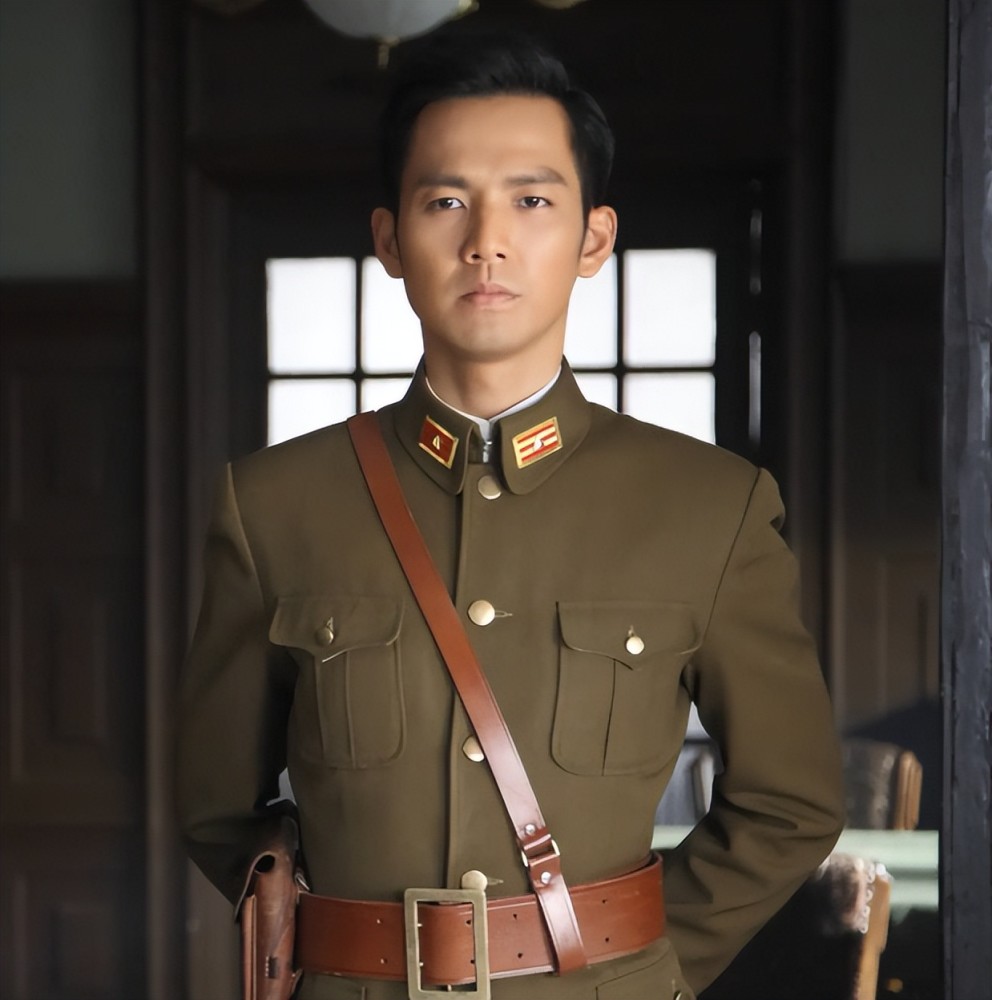 穿军阀装的钟汉良,又帅又霸道,眉眼之间虽然不够凌厉,但透露着一股