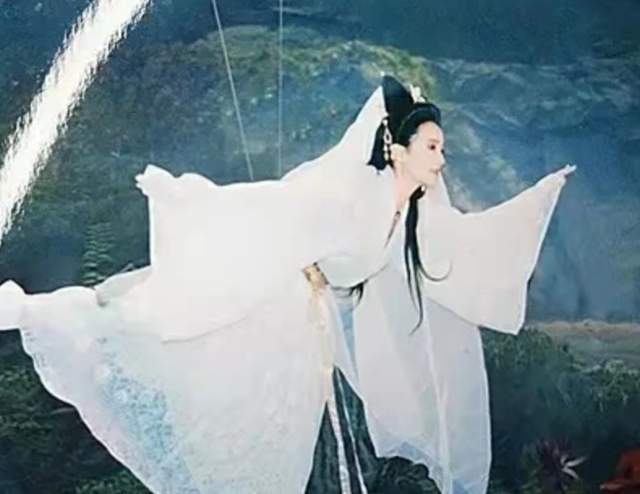 同样演白娘子把赵雅芝和刘涛放在一起对比差别就出来了