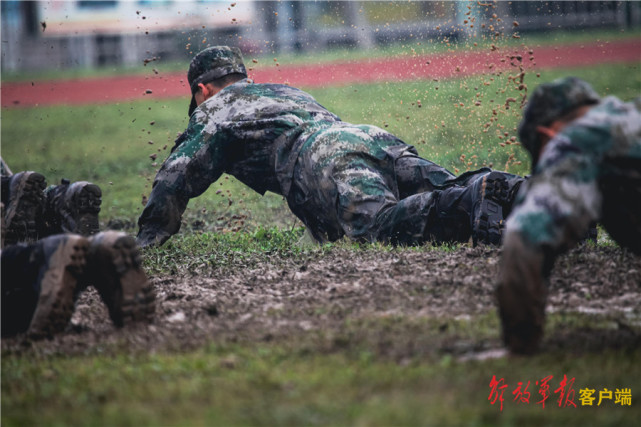 多图来袭 泥潭中摔打磨炼的他们真帅！_腾讯新闻