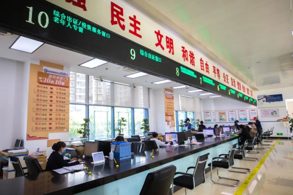 西山区人民政府政务服务中心现场西山区政务服务中心一直将服务好辖区