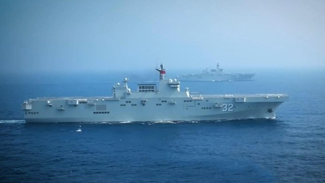 图为我国海军075型两栖攻击舰双舰编队.