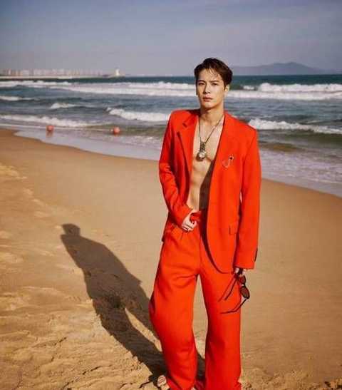 李现深夜对镜自拍上身全裸秀肌肉线条故意露出内裤白边引人遐想