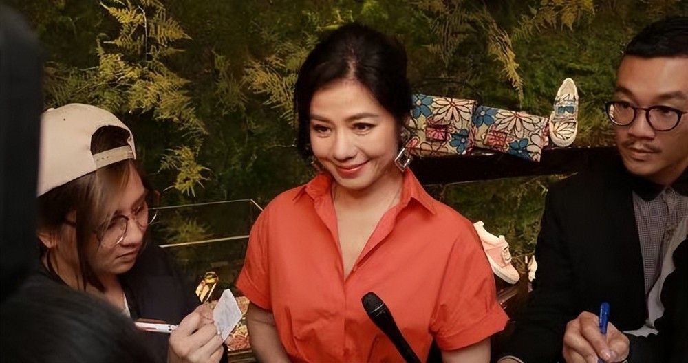 钟楚红生了一张"冻龄脸",60多岁像40岁,穿红衣配半裙美艳大方插图4