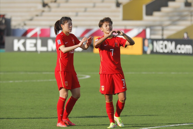 中国女足7号哭了踢球背后心酸曝光王霜联系生父球迷女神