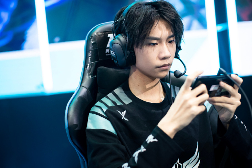 蓝柚因合同被卡找月光求助菲姐出动ag律师团帮忙老东家真好