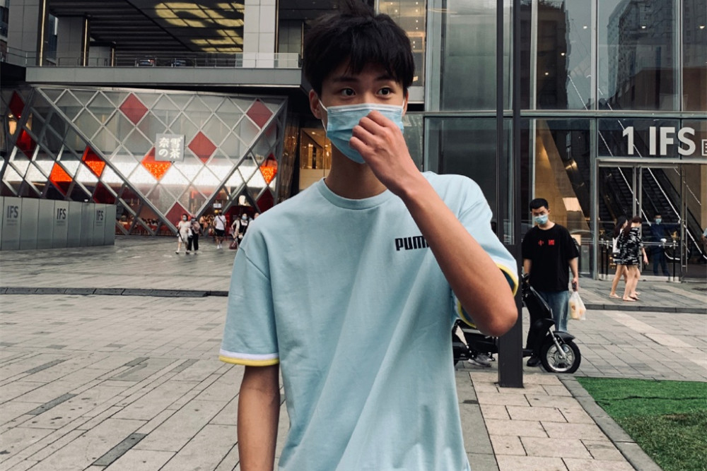 蓝柚因合同被卡找月光求助菲姐出动ag律师团帮忙老东家真好