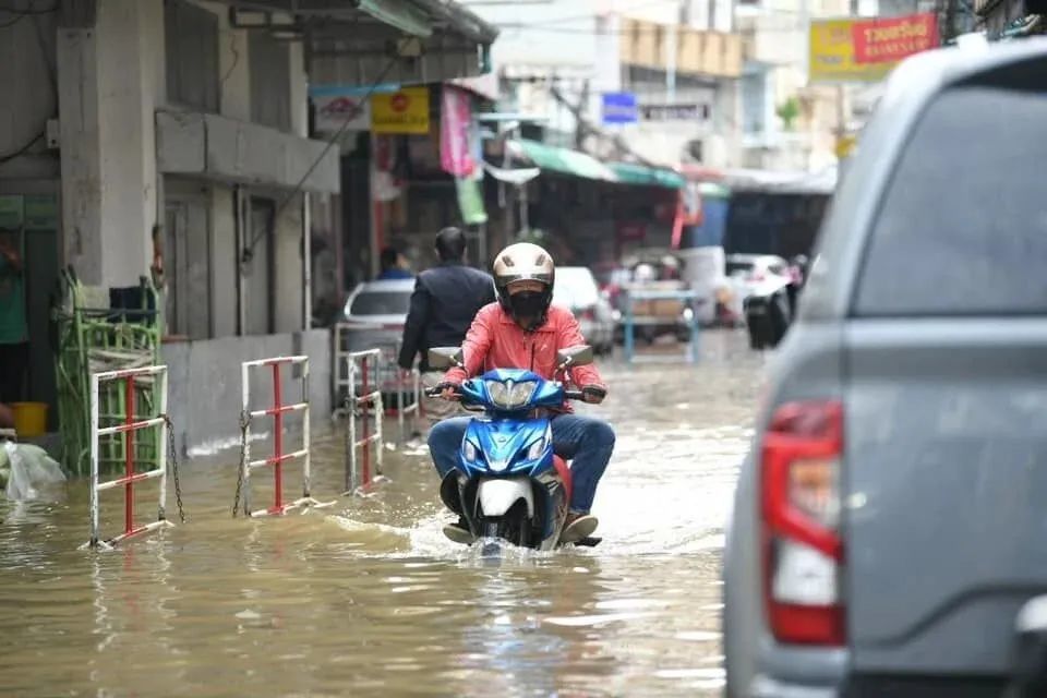 雨季凶猛!接连5天,强风巨浪特大暴雨将袭击泰国多个地区_腾讯新闻