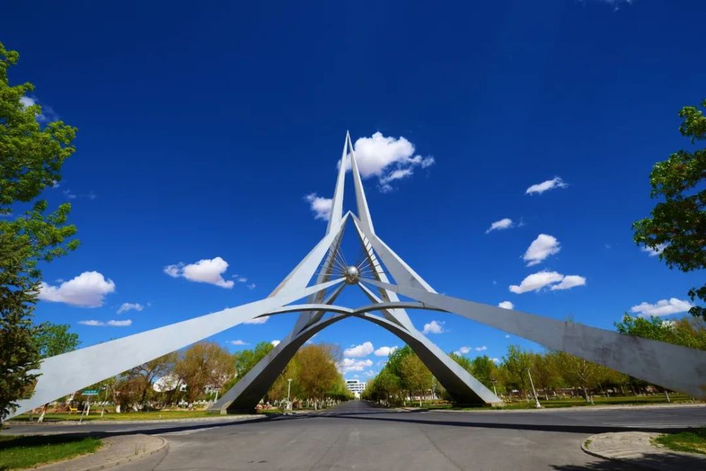 航天纪念塔中国酒泉卫星发射中心神舟友谊大桥,又名"彩虹桥",是中心的