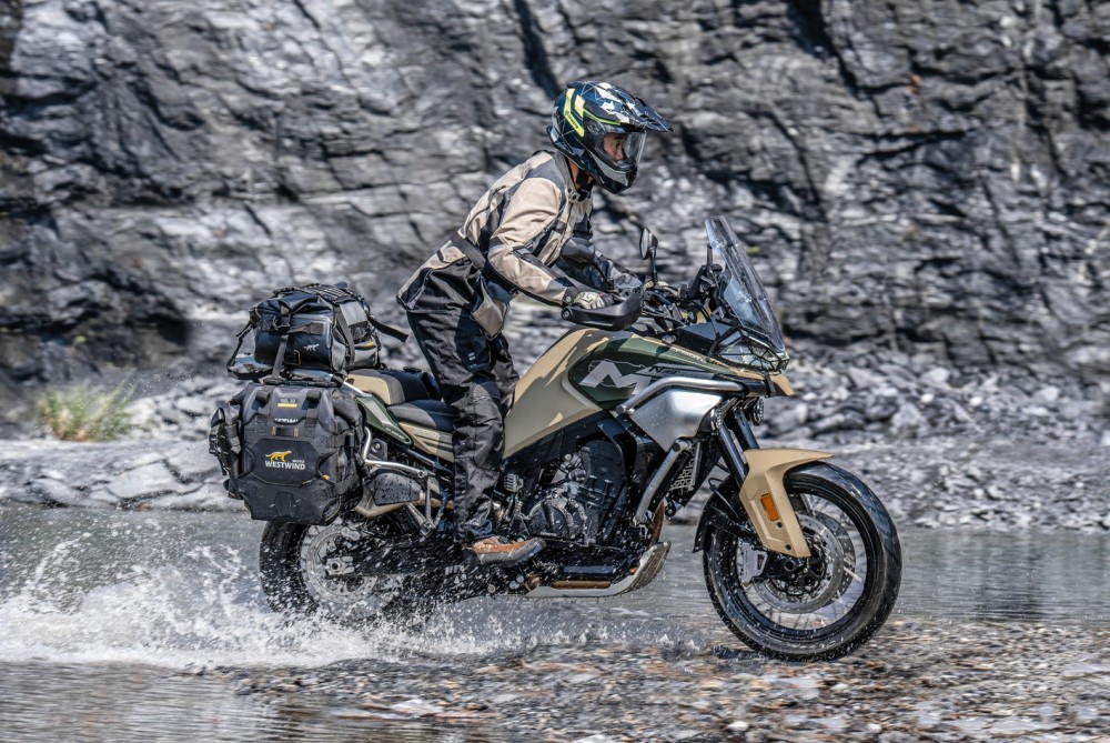 动力部分,还是来自ktm的,799cc排量直列双缸水冷发动机,采用435°点火