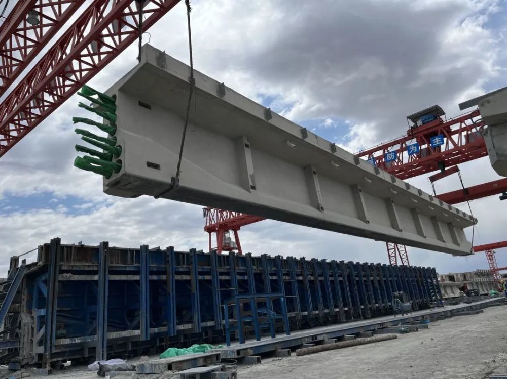 t梁预应力管道穿插橡胶棒,有的在操作指挥两座龙门吊将重达137吨的t梁