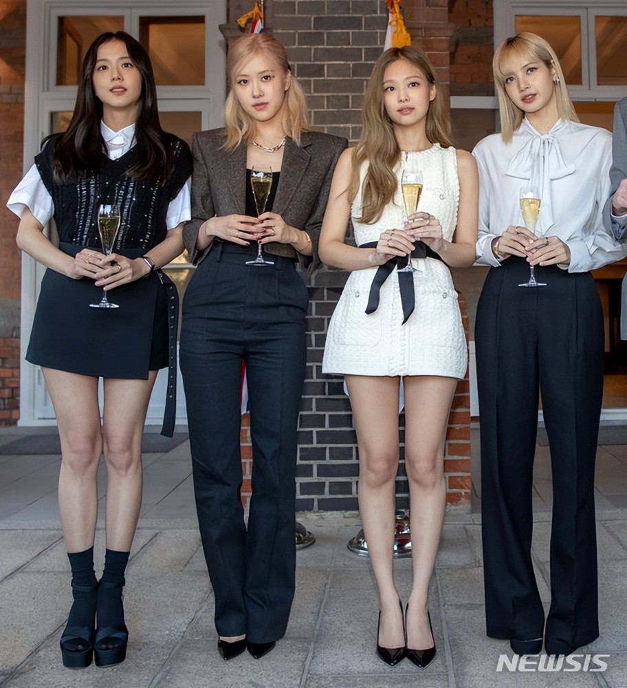 黑发红唇blackpink智秀晒近照认证香水礼物与rosé模仿比赛