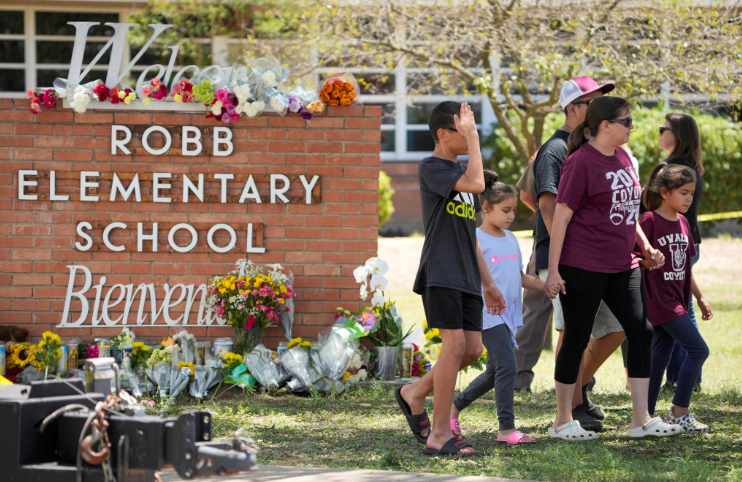 美民众流泪悼念得州枪击案遇难者小学前竖起21个纪念碑（图）