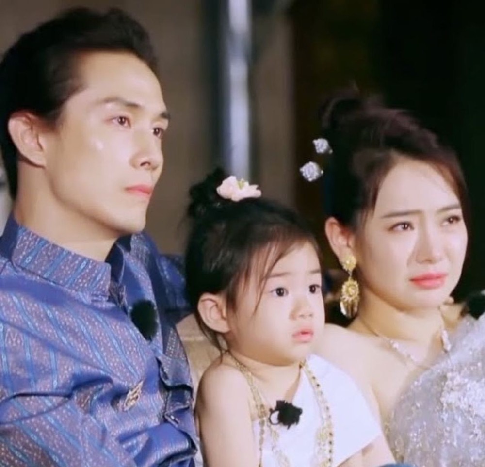 李承铉宣布戚薇怀二胎官宣日期很用心和女儿lucky比心浪漫唯美