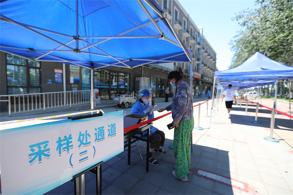 北京市大兴区榆垡镇核酸检测点搭起200余顶蓝色帐篷