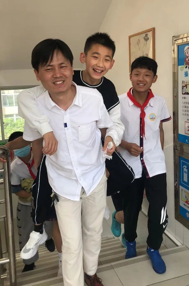 5月19日下午,在校内足球比赛中,六(3)班学生殷文航不慎摔倒致左脚肌肉