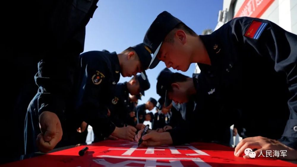 海军第41批护航编队举行宣誓签名仪式