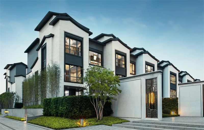 龙光江南风格产品,沿用中式最传统的青瓦式坡屋面设计,建筑屋顶采用