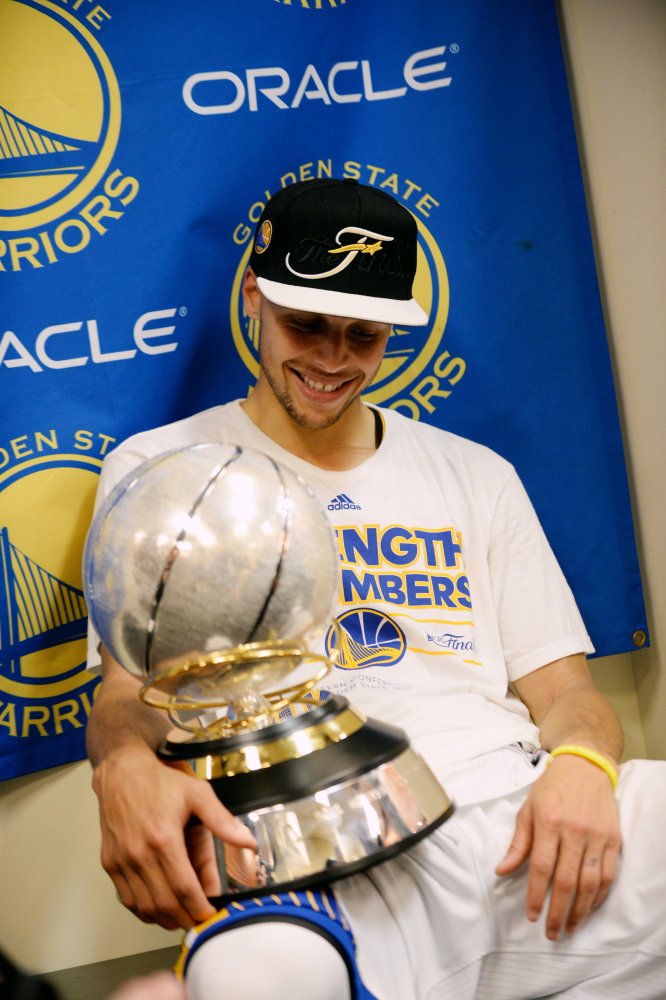 库里普尔抱奖杯,更多现场细节:嘴哥大笑格林熊抱库里