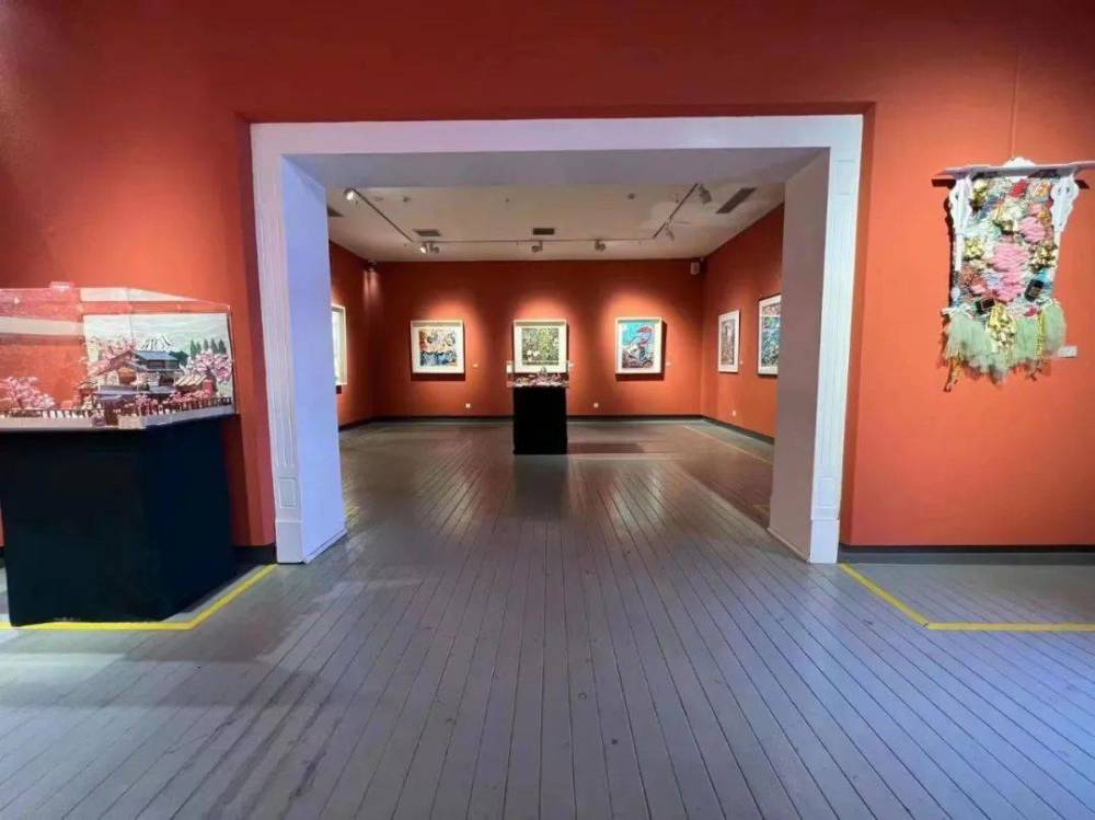 无限春光首届艺展芳华美术展在青岛市美术馆举办