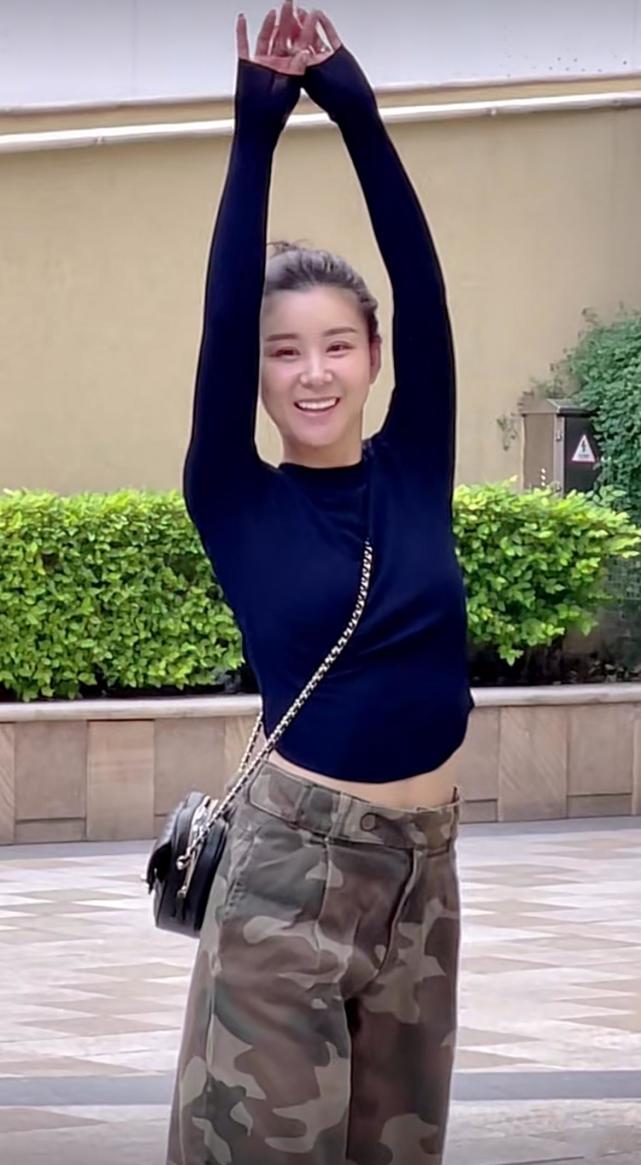 李小萌小区玩滑板,穿露脐装产后曲线变的更好,皮肤q弹还有婴儿肥