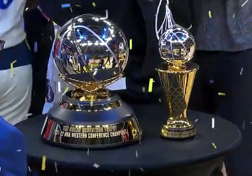 库里簇拥在一起,为库里感到高兴,为勇士队再次晋级nba总决赛感到开心