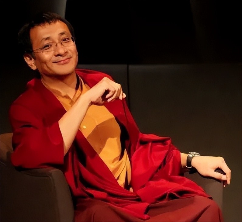 阿雅丈夫中文名竹庆本乐仁波切,在西雅图旅居,是转世仁波切,仁波切是