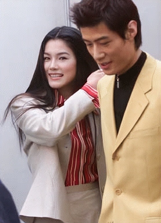 随后她又陆续被传出与洪金宝的儿子洪天明恋爱,她都从不回应.