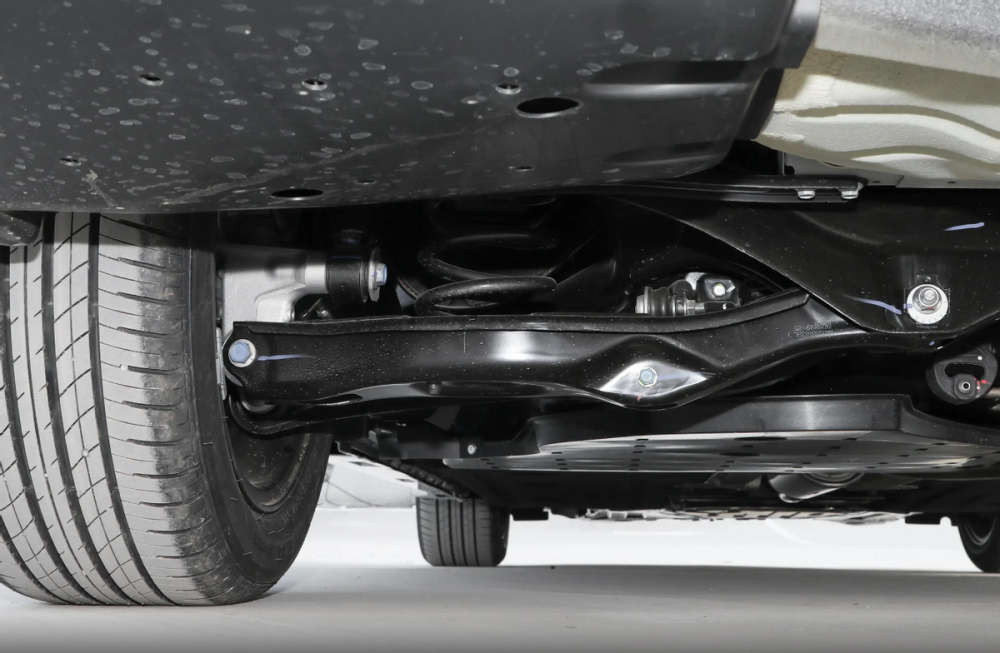 本田英仕派在底盘方面,全系采用了前置前驱的驱动方式,悬架则采用了前