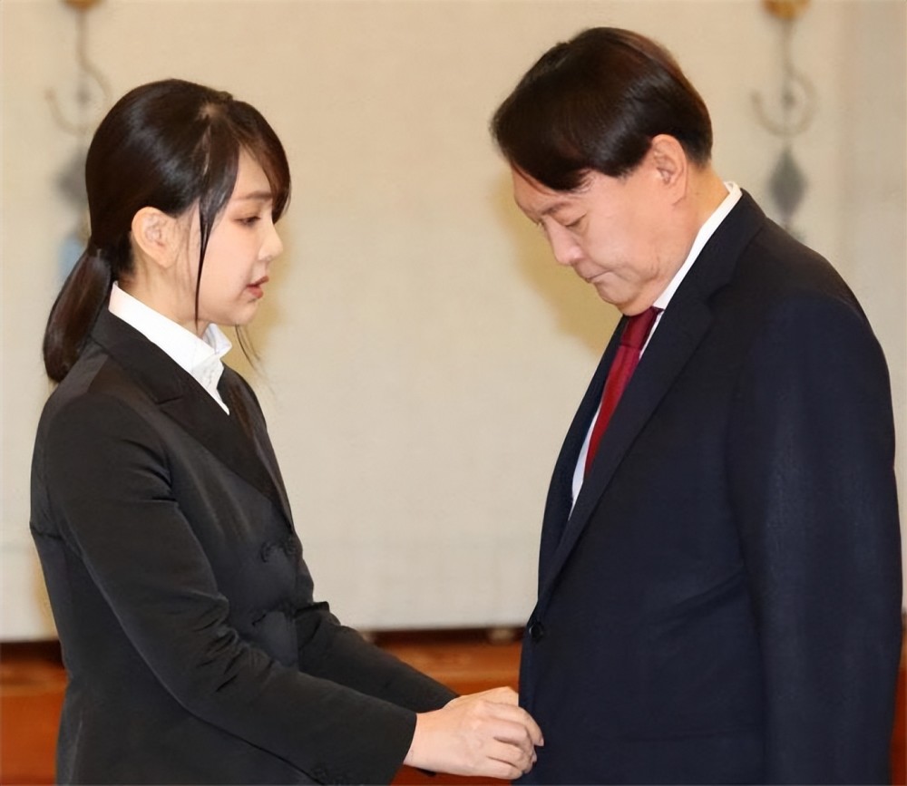 韩国第一夫人金建希 被爆学历造假整容行贿 因高颜值仍有死忠粉 腾讯新闻