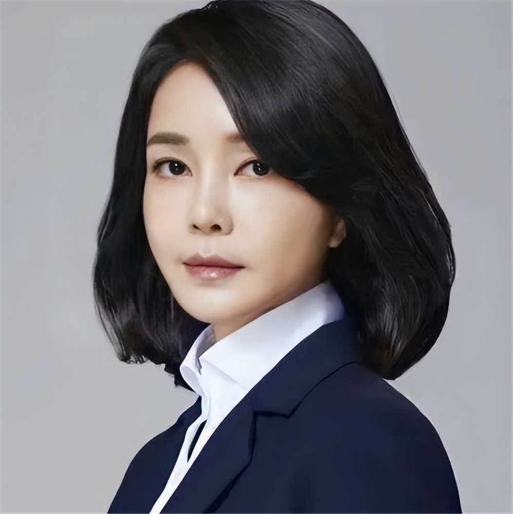 韩国第一夫人金建希 被爆学历造假整容行贿 因高颜值仍有死忠粉 腾讯新闻