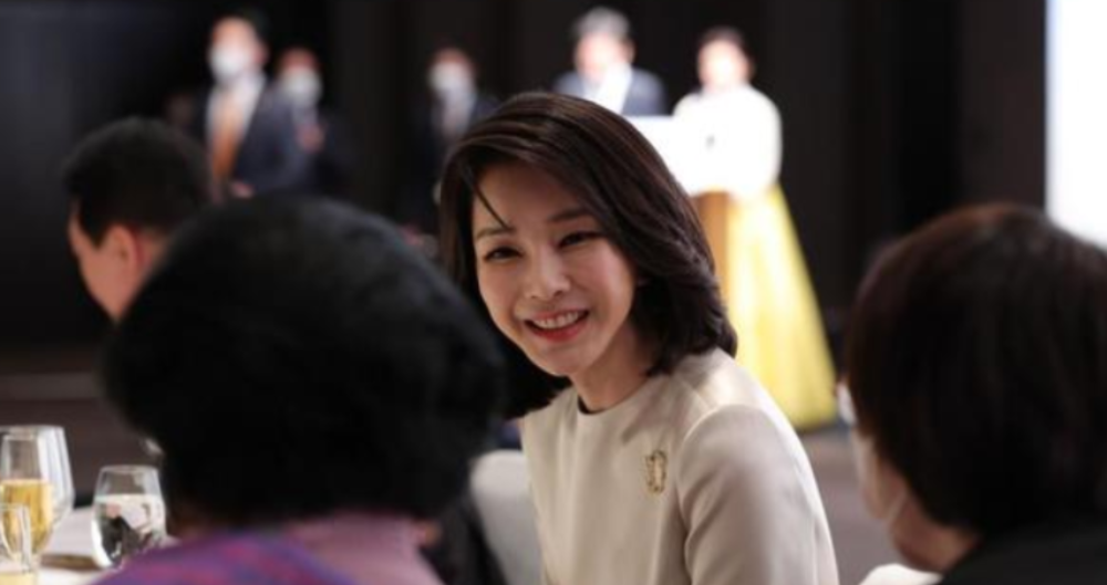 韩国第一夫人金建希 被爆学历造假整容行贿 因高颜值仍有死忠粉 腾讯新闻