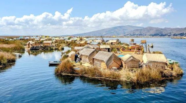 惬意的浮岛生活那么,乌鲁人为什么要居住在漂浮不定的浮岛上呢?