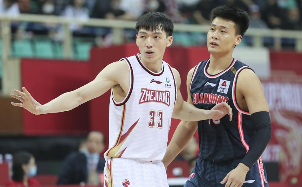 姜红军换李大鹏其中,26日晚,篮协通报了增补球员,教练员和队医的