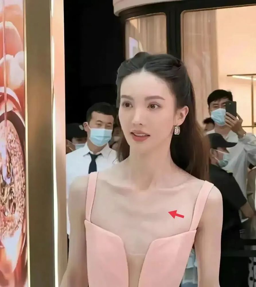 近看有"排骨胸",全身照也同样很瘦,金晨的身材扁平,跟周围路人形成