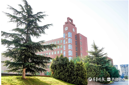 中考生烟台青华中学5月28日在中招会现场招生宣讲答疑