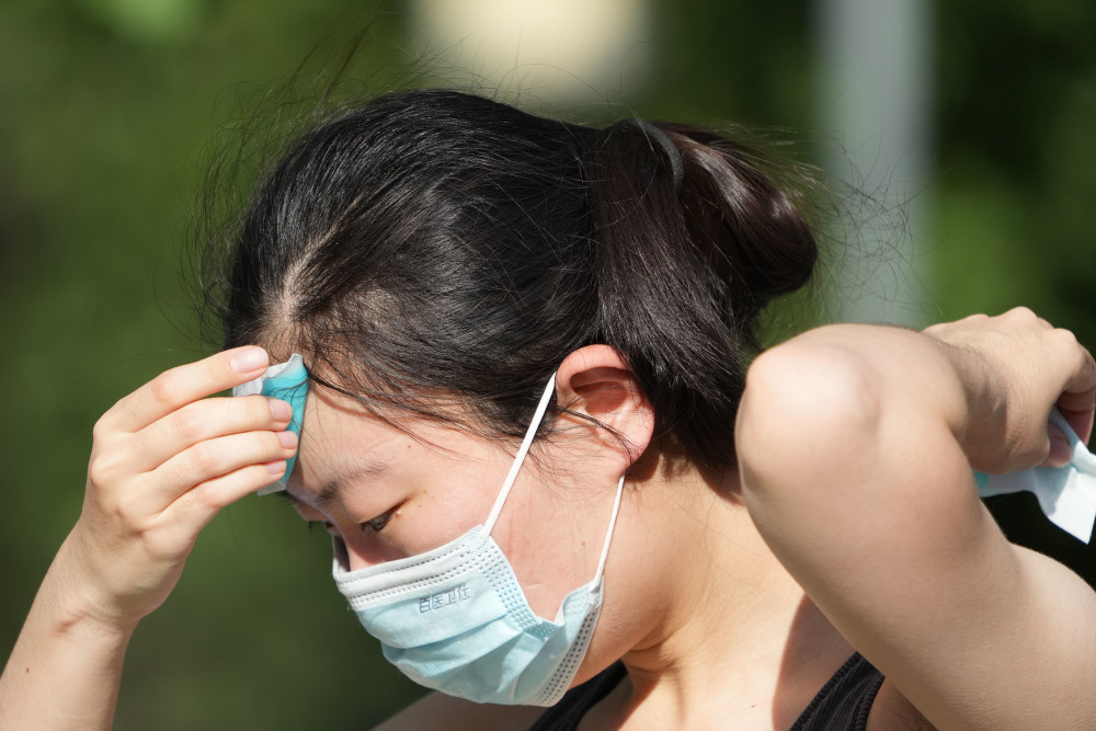 北方烈日炎炎南方雨水连绵