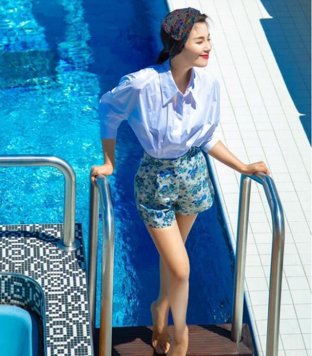 水晶牛仔短裤搭配白色衬衣,刘涛的水上风采,网友:真享受_腾讯新闻