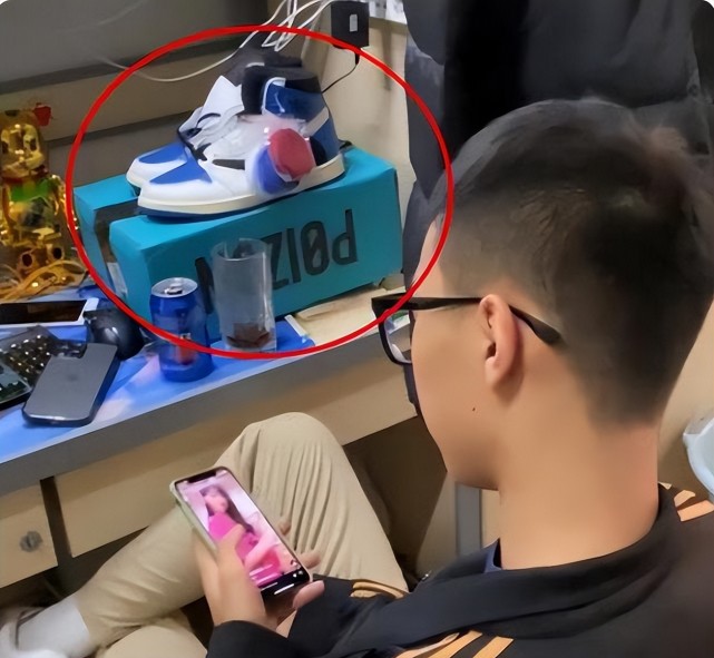 室友几天后,也买了两双新的名牌球鞋,男生是多次感受过室友的攀比心理