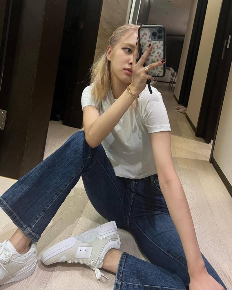 blackpink朴彩英晒素颜自拍身穿白t恤牛仔裤秀出优越的身材