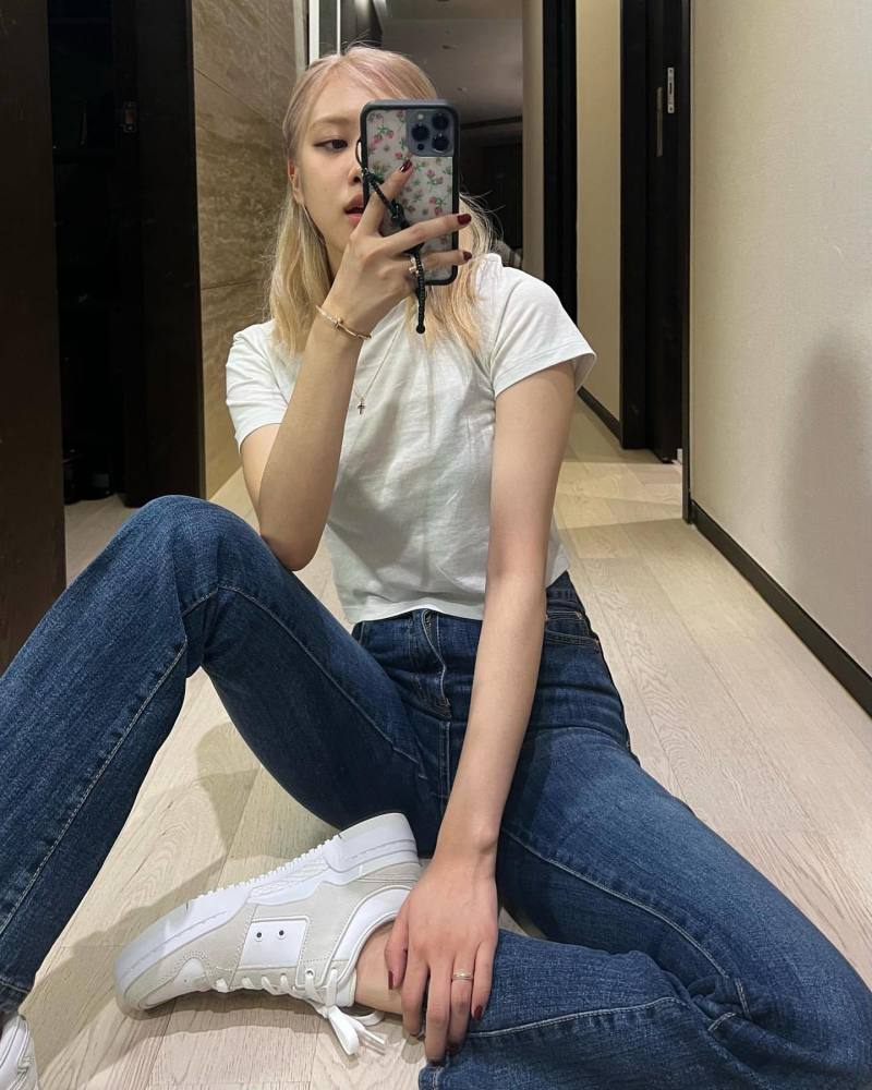 blackpink朴彩英晒素颜自拍身穿白t恤牛仔裤秀出优越的身材