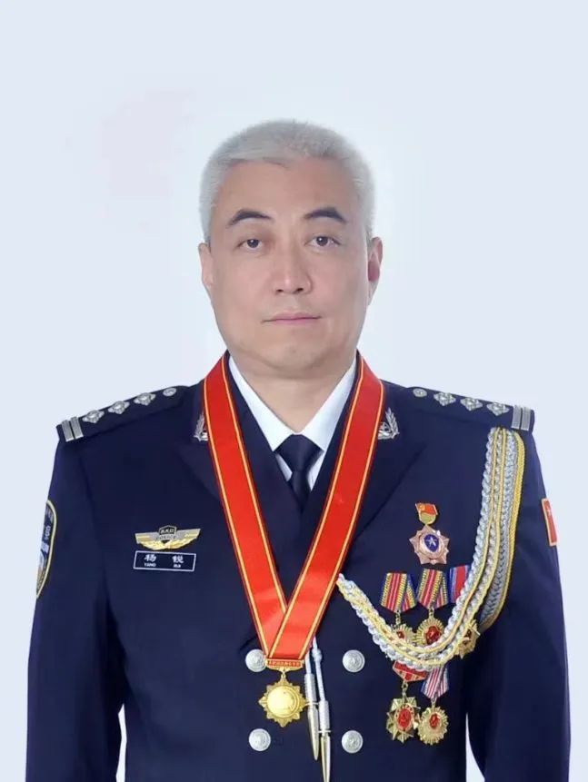 【警徽荣耀 龙警回声】全国特级优秀人民警察杨锐:凝聚标杆力量 闪耀