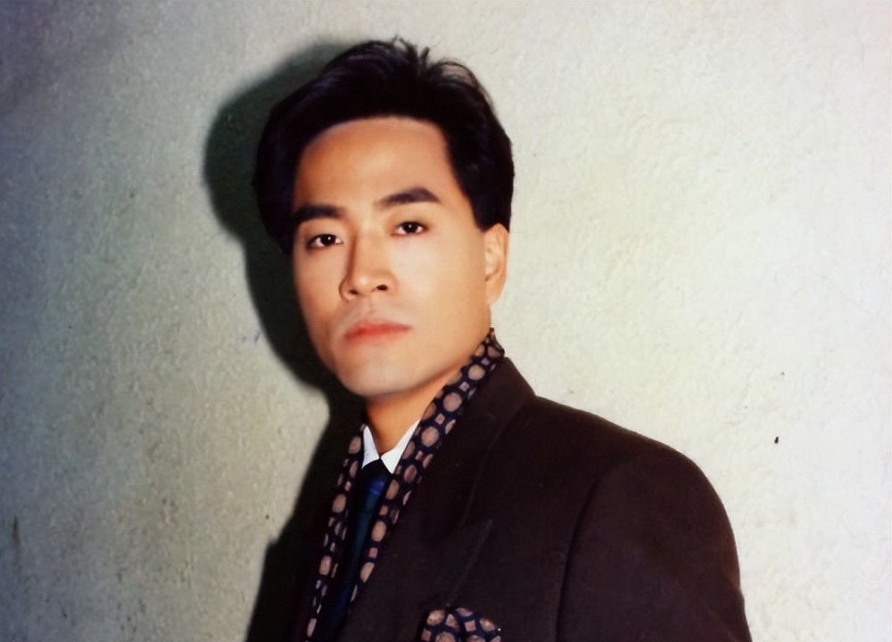 亚视一哥陈庭威罕露面60岁减肥成功重拾帅气疑似复出直播带货