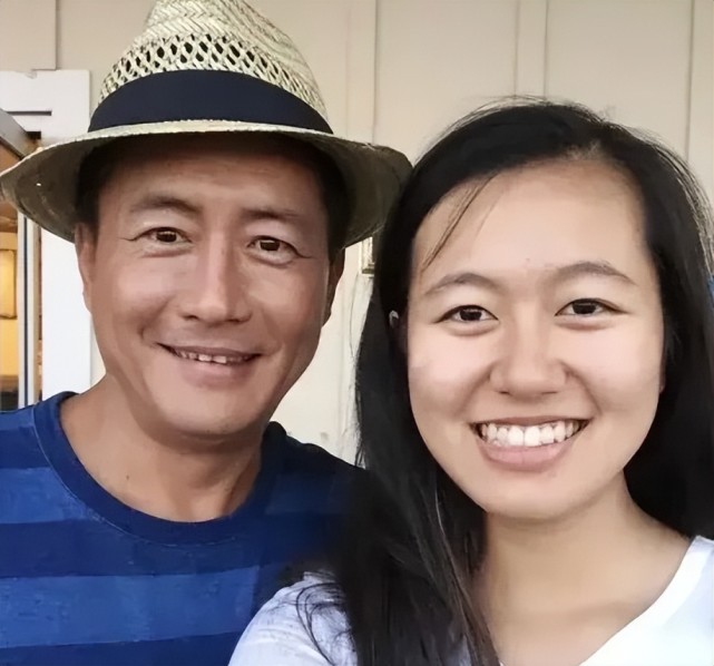 高曙光小16岁娇妻秀恩爱穿吊带身材纤瘦锁骨精致皮肤十分白净
