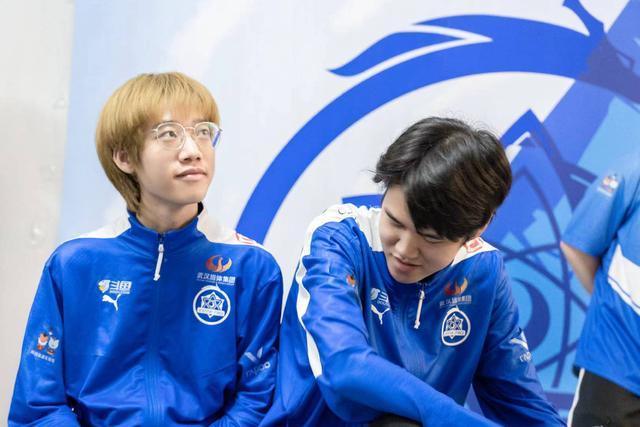 而这次转会到estarpro的发育路选手风劫,正是火豹战队的主力成员,实力