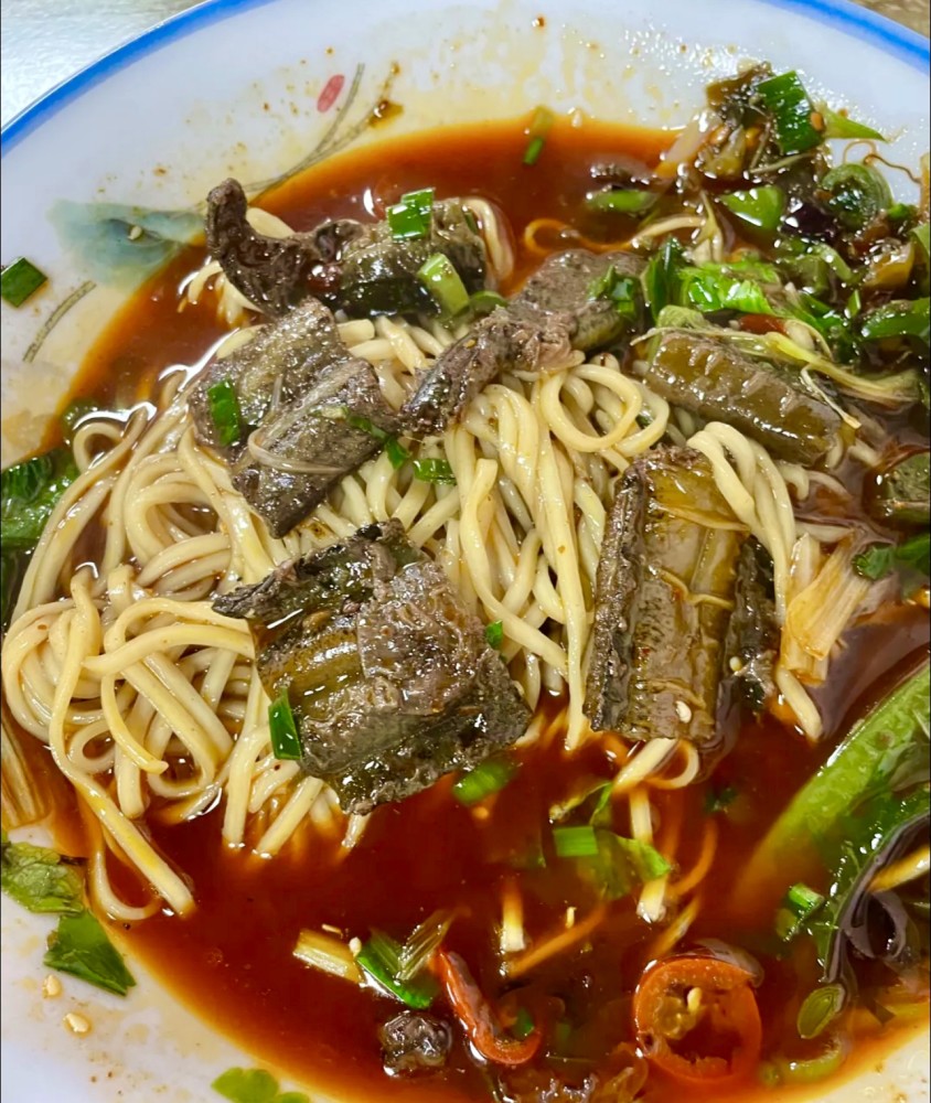 成都资格土黄鳝面馆18元一碗鳝鱼现剐现炒味道真巴适