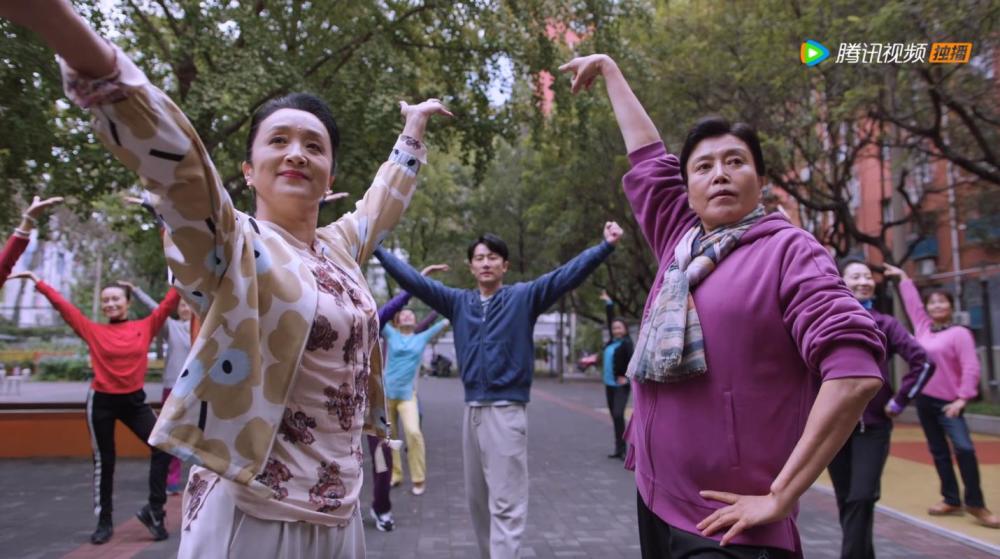 欢迎光临广场舞大妈扯头花居然比门童追空姐还有趣