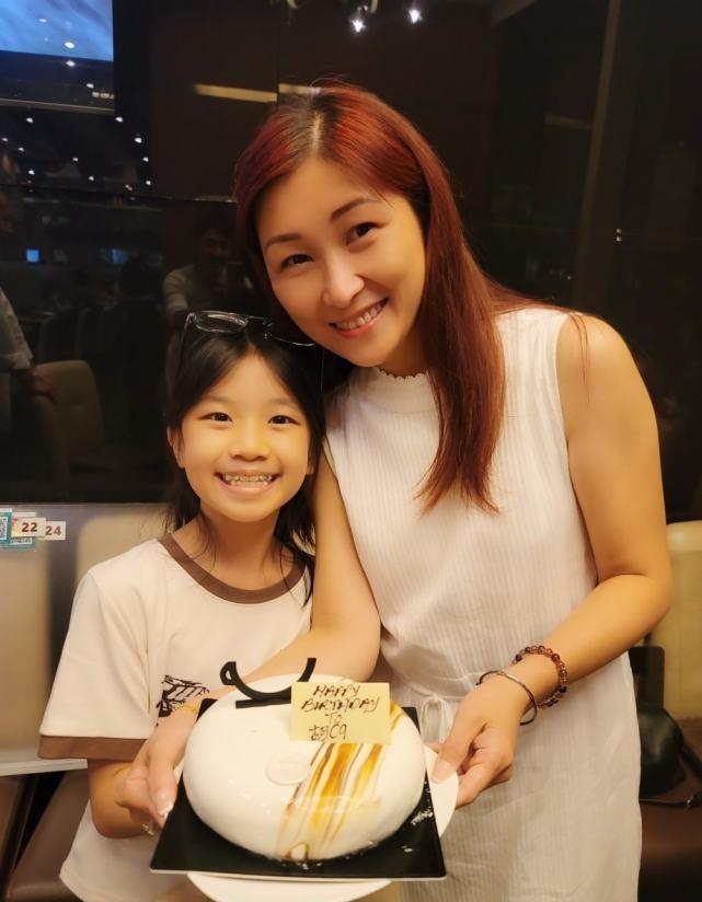 前tvb女艺人陈琪48岁生日 与老公胡诺言等家人三代同堂庆祝_腾讯新闻