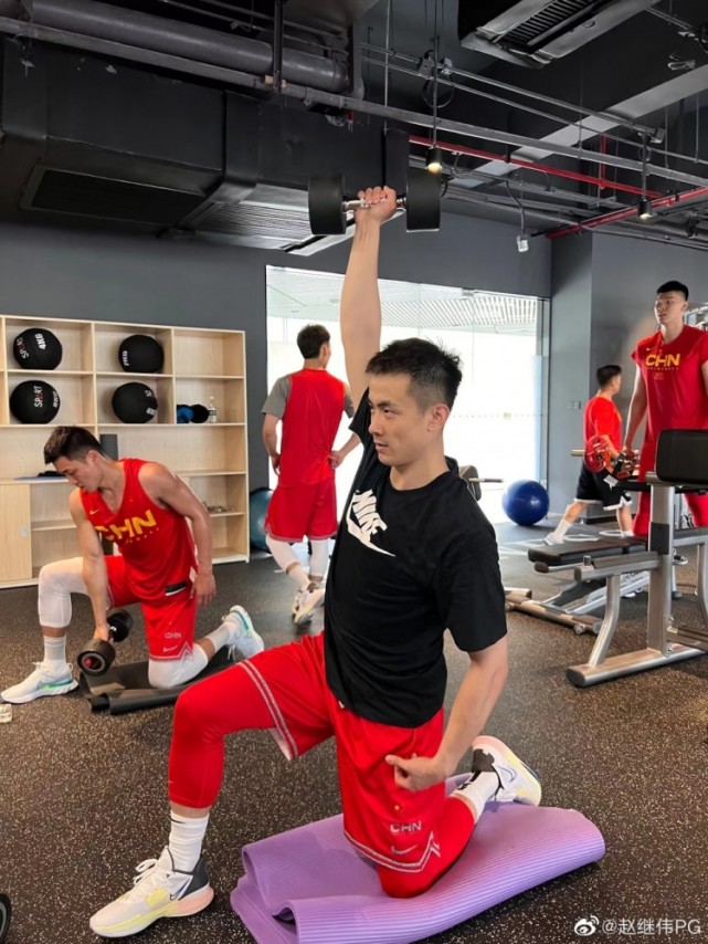 赵继伟晒训练照 高诗岩:这侧颜绝了