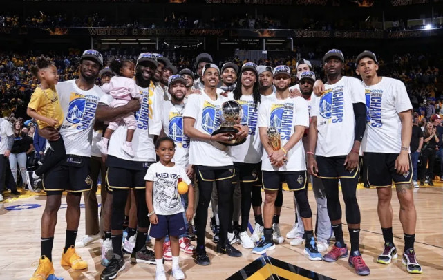 nba晚报:媒体晒勇士全家福,米克斯自荐湖人,詹皇评价骑士旧照